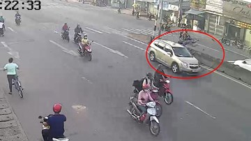 Sang đường ngược chiều ở ‘ngã 3 tử thần’, xe máy bị ô tô húc bay xa
