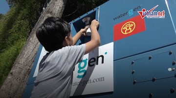 Người dân Thủ đô thích thú với máy lọc nước từ không khí ở Hồ Gươm