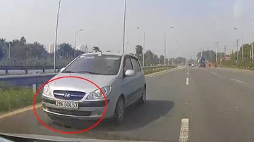 Ô tô đi ngược chiều ‘cưỡng ép’ xe khác nhường đường trên Đại lộ Thăng Long