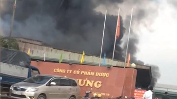 Cháy dữ dội sập nhà xưởng công ty dược ở Hưng Yên