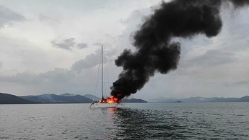 Du thuyền hạng sang bị sét đánh trúng, bốc cháy dữ dội giữa biển