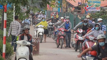 Lạ lùng đoàn trăm xe máy đi ngược chiều để 'chấp hành luật ATGT'