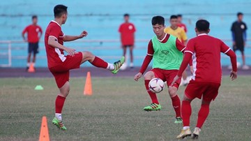 Sân như bê tông, tuyển Việt Nam tập nhẹ trong buổi đầu tại Lào