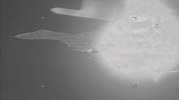 Tiềm kích Su-27 Nga áp sát máy bay do thám mỹ