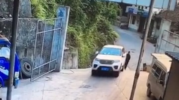 Quên kéo phanh tay, ô tô trôi dốc gây tai nạn nghiêm trọng