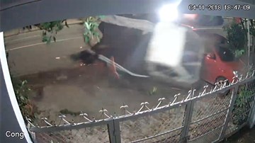 Xe bán tải lao tốc độ kinh hoàng, tông bay 2 người đi xe máy