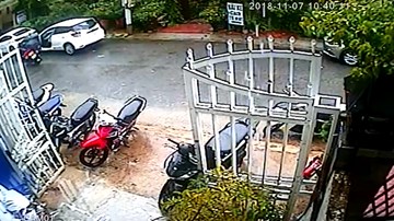 Nữ tài xế bất ngờ mở cửa xe ô tô hất văng xe máy