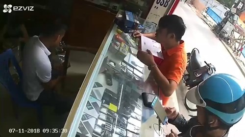 Người đàn ông lơ đễnh quên ví bị khách đứng cạnh trộm luôn