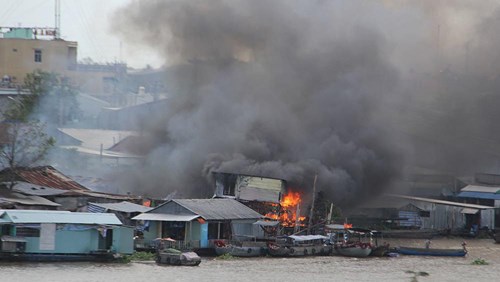 Biển lửa ngùn ngụt thiêu rụi dãy nhà ở chợ nổi Cái Răng