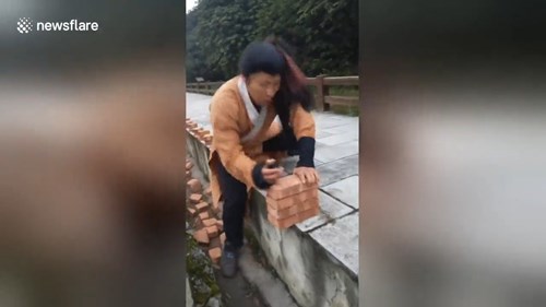 Chàng trai tay không đập vỡ 100 viên gạch tròng vòng 37 giây