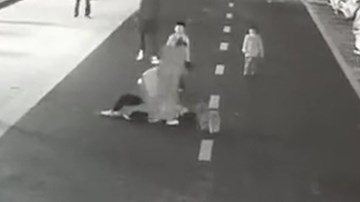 Bà mẹ trẻ bảo vệ con khỏi chó thả rông, bị chủ chó đánh tới tấp