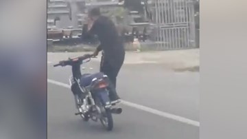 Nam thanh niên đi xe máy như lướt sóng trên đường