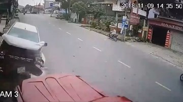 Tài xế ngủ gật, ô tô lao tự do trên đường gây tai nạn