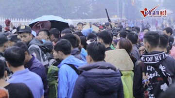 Đội mưa xuyên đêm, ăn uống tại trận quyết tranh suất vé xem AFF Cup
