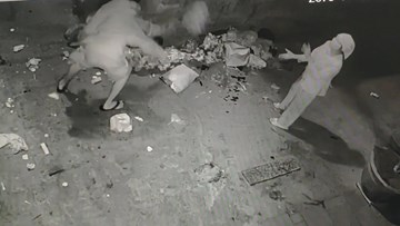 Hàng xóm cầm rác ném nhau túi bụi vì chỗ để rác
