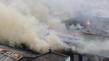 Cháy lớn khu nhà kho liền kề gần bến xe Nước Ngầm