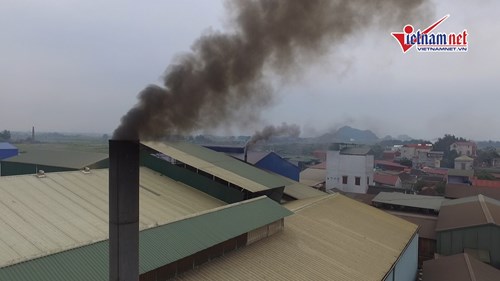 Khói đen mù khét, bụi đóng thành tầng trong khu dân cư ở Hà Nội