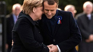 Gặp mặt trực tiếp, bà cụ nhận nhầm Thủ tướng Đức là phu nhân của TT Pháp