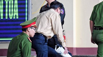 Cựu trung tướng Phan Văn Vĩnh rời phòng xử án do huyết áp tăng