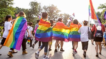 'Nghẹt thở' giữa rừng cờ lục sắc ngập tràn khắp Thủ đô
