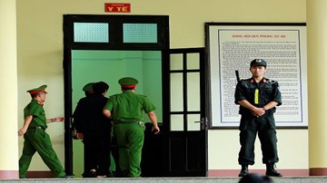 Sau ông Vĩnh, ông Nguyễn Thanh Hóa lại vào phòng y tế do tăng huyết áp