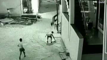 Cậu bé may mắn kỳ diệu khi rơi từ mái nhà tầng 3 cao 12 mét