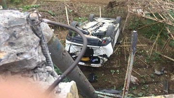 Nữ tài xế lùi CX5 lao qua bờ kè sông Hồng lật ngửa bụng