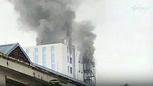 Cháy tòa nhà 18 tầng trên đường Hoàng Quốc Việt