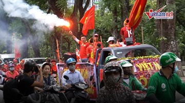 CĐV đốt pháo sáng, đổ ra đường diễu hành trước giờ Việt Nam đấu Malaysia