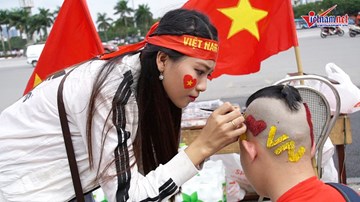 Thanh niên vượt ngàn cây số, họa đầu 'độc lạ' cổ vũ đội tuyển Việt Nam
