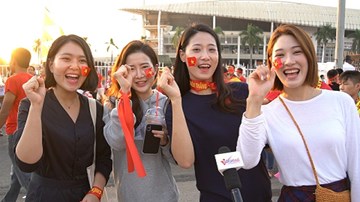 Những cô gái Hàn Quốc đến Mỹ Đình cổ vũ Việt Nam