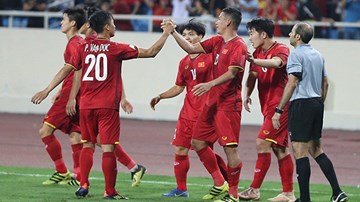 Anh Đức ghi bàn thắng thứ 2 nâng tỉ số lên 2-0 cho đội tuyển Việt Nam