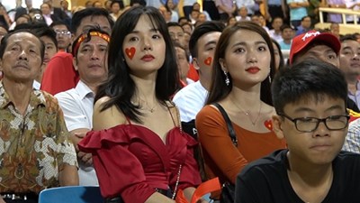 Bạn gái Duy Mạnh, Văn Đức rạng rỡ trên sân, tự hào về tuyển Việt Nam