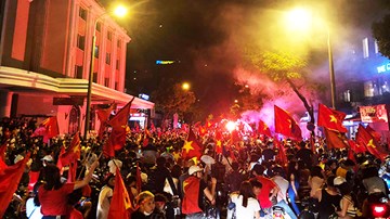 CĐV vây kín Nhà hát lớn, hồ Gươm, đốt pháo sáng mừng VN chiến thắng