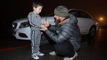 Cậu bé 5 tuổi được tặng xe sang vì chống đẩy được hơn 4.000 cái