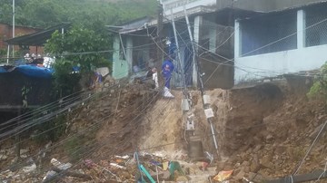 Vỡ hồ nhân tạo, lũ cuốn trôi nhà ở Khánh Hoà: Ít nhất 12 người chết