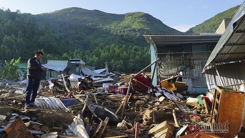 Đá tảng lao sập nhà, xóa sổ một góc xóm núi Nha Trang