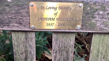 Thẻ bài tưởng nhớ Saddam Hussein bất ngờ xuất hiện ở London