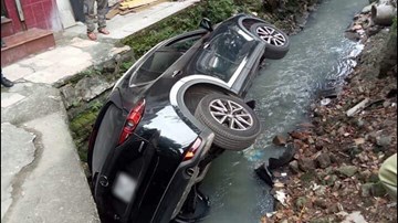 Nữ tài xế CX5 lao thẳng xe xuống mương