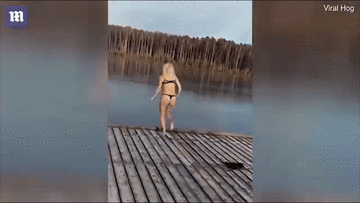 Nhảy nhầm xuống hồ đóng băng, cô gái 'ngã sấp mặt'