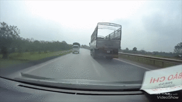 Xe tải chạy ngược chiều tốc độ cao trên cao tốc Hà Nội - Thái nguyên