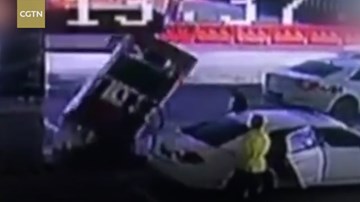 Tài xế kéo đổ cả cây xăng, lửa bùng cháy dữ dội