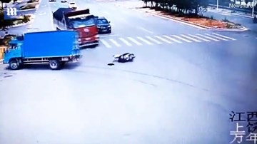 May mắn thoát chết sau 2 lần xe tải đâm liên tiếp