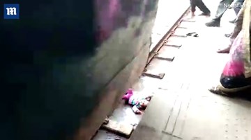 Mẹ đánh rơi con gái 1 tuổi xuống đường ray khi tàu đang chạy qua