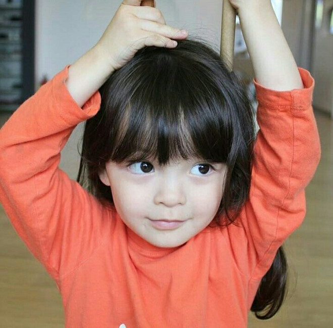 Cô Bé Lai Hàn Quốc Thụy Sĩ Biết 4 Thứ Tiếng