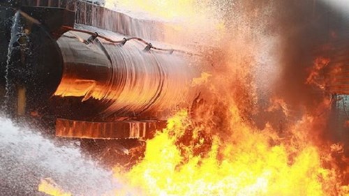 Xe bồn chở xăng gây cháy cả khu phố, hàng chục người thương vong