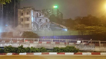 Hà Nội: Phá chung cư nơi đất vàng, ngỡ ngàng bịt mũi đi xuyên bụi