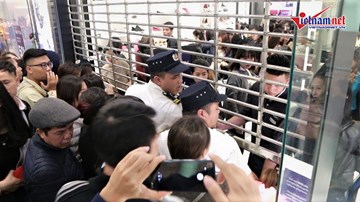 'Vỡ trận' Black Friday: Trung tâm thương mại đóng vội cửa vì quá tải