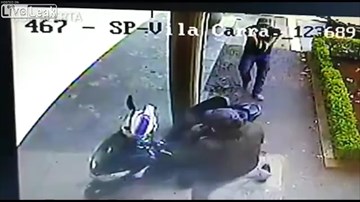 Đang nghe điện thoại, cảnh sát vẫn rút súng bắn gục tên cướp giữa phố