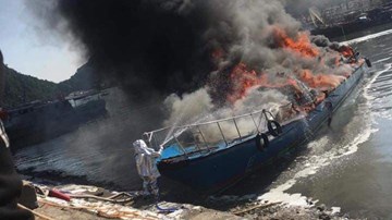 Tàu cao tốc 96 chỗ cháy ngùn ngụt trong cảng Cái Rồng, Quảng Ninh